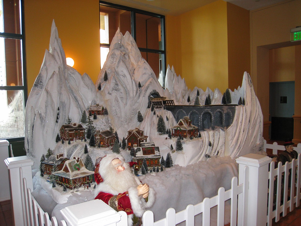 Vacation 2007-12 - Beaches Disney Hotels 0535.jpg - On the 2007-08 Florida vacation we visited beaches from Fort Myers to Sanibel Island sampling local food along the way. Green water and white sugar beaches! Arriving at Disney World we visited several of the theme resorts.